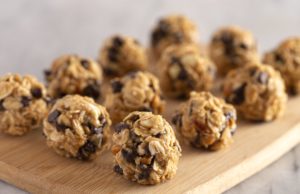 5 Ingredient Peanut Butter Energy Bites Peanut Butter and Oatmeal Energy Balls with Mini Chocolate Chips Sweetened with Honey