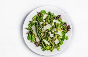Bright Spring Salad Salad with asparagus and chickpeas