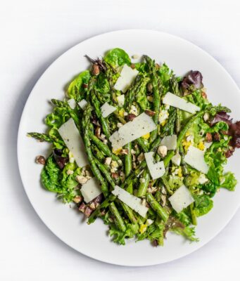 Bright Spring Salad Salad with asparagus and chickpeas