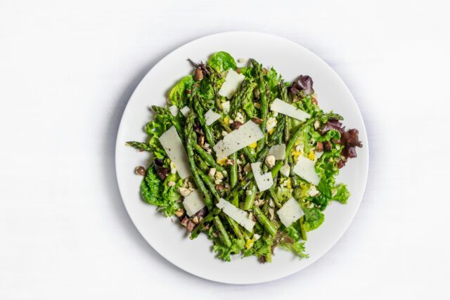 Salad with asparagus and chickpeas